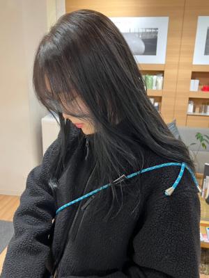 レイヤーカット　透明感暗髪カラー　韓国風顔周りレイヤー