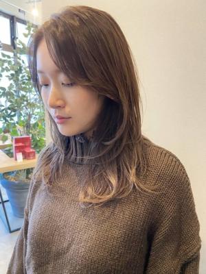 ロングレイヤー　韓国ヘア　ベージュカラー　髪質改善のイメージ画像