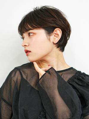 くびれが可愛い大人ショート