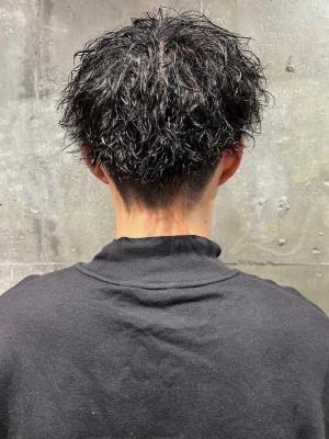 刈り上げ　ツーブロック　ツイストスパイラルパーマ　黒髪のイメージ画像