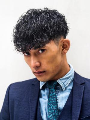 メンズヘア整形スパイラルパーマ波巻きツイストメンズパーマ髪型 メンズヘア整形スパイラルパーマ波巻きツイストメンズパーマ髪型のイメージ画像