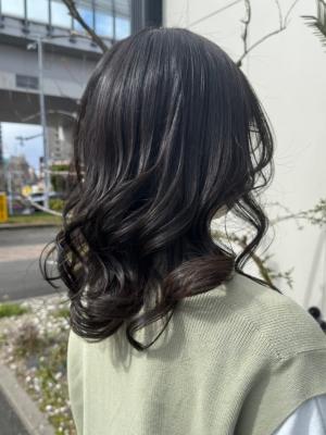 艶髪ミディアム×黒髪×コテ巻きアレンジのイメージ画像