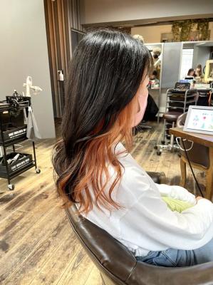 オレンジインナーカラー・ツートーン暗髪ロングヨシンモリのイメージ画像