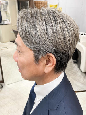メンズヘア/ビジネスヘア/白髪ぼかしハイライト/センターパーのイメージ画像