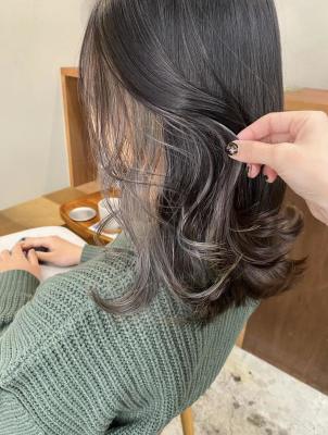 《花屋併設》イヤリングカラー  グレー　くびれヘア　韓国ヘアのイメージ画像