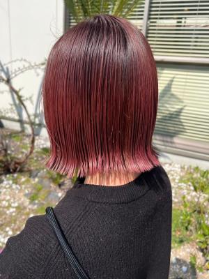 ピンクカラー　艶髪ボブヘア　外ハネアレンジのイメージ画像