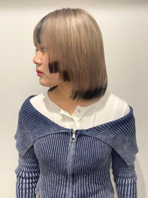 2段姫カット　ハイトーンボブ　裾カラー　ミルクティーのイメージ画像