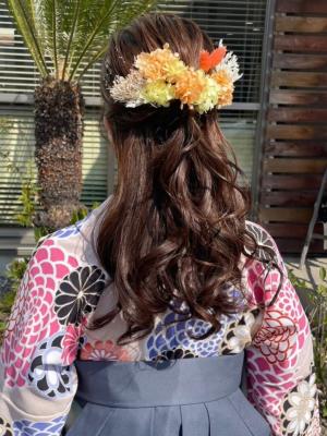 着物アレンジ　巻髪ハーフアップ　金箔×造花のイメージ画像