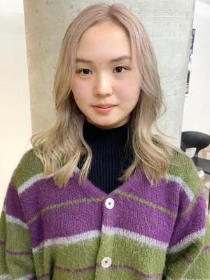 ミルクティーベージュ　ミディアムレイヤー　韓国風巻髪のイメージ画像