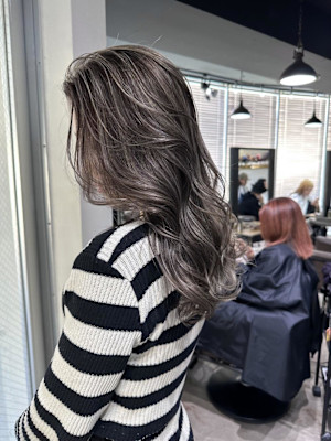 外国人風バレイヤージュ　ハイライトカラー　アッシュベージュ