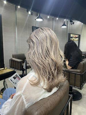 外国人風バレイヤージュ　ハイライトカラー　アッシュベージュ