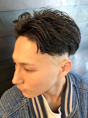 ツーブロック　スキンフェード　アップバング　センターパート