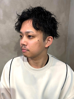 ツイストスパイラルパーマ　センターパート　アップバング