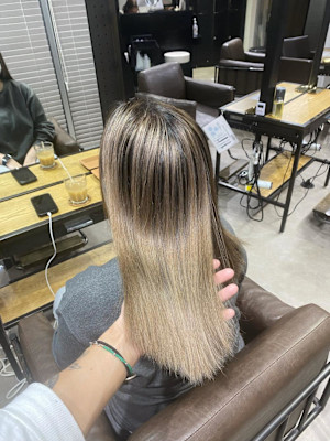 外国人風バレイヤージュ　ハイライトカラー　アッシュベージュ