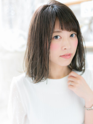 斜めバング×外ハネミディアム　グレージュアッシュ