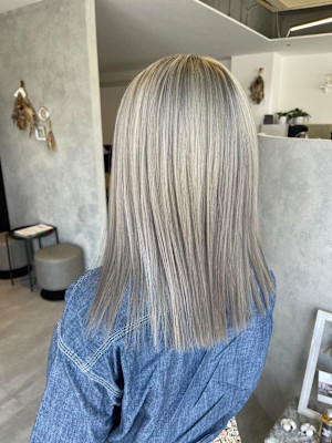 セミロング×ホワイトシルバー