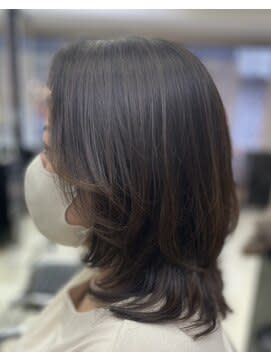 軽めのミディアムスタイル