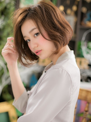 大人かわいいルーズヘア小顔前下がりボブディ　アースカラー