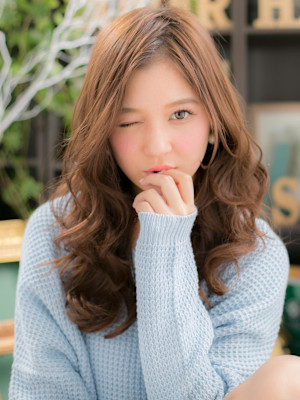 大人ガーリーこなれヘア小顔ふんわりカールミルクティーアッシュ