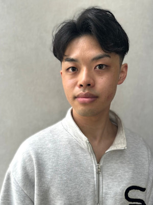 センターパート　ツーブロック　ツイストスパイラルパーマ　束感