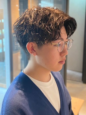 センターパート　韓国風　ツイストスパイラルパーマ　束感