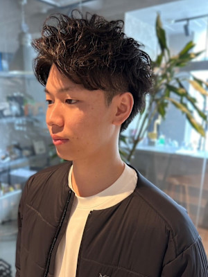 ツーブロック　波巻きパーマ　アッシュカラー　ミディアム