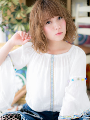 大人可愛いハイライトカラーくせ毛風小顔ボブ　ハイトーンカラー