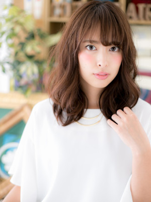 斜めバング小顔くせ毛風グレーベージュミディ　アッシュブラック