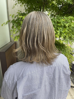 柔らかグレージュのふわふわボブ