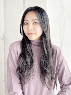 かきあげセンターパートのミックスカールスタイル