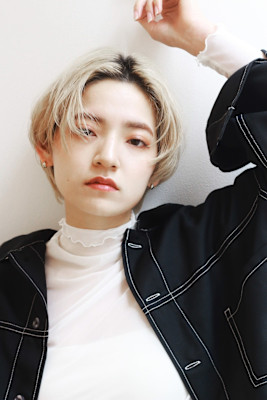 センターパートでハンサムなショートに