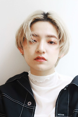 センターパートでハンサムなショートに