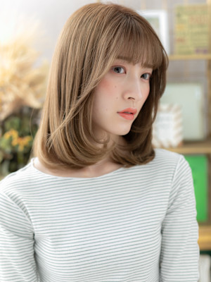ミルクティーアッシュツヤ髪ワンカールロブ　シルキーベージュ