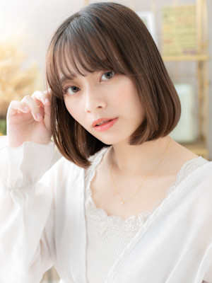 インナーカラー前下がり内巻きぱっつんボブ　アッシュオリーブ