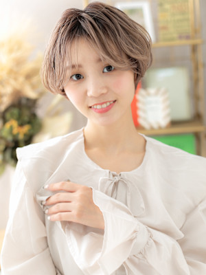 ボブマッシュショートくせ毛風センターパート　ハイトーンカラー