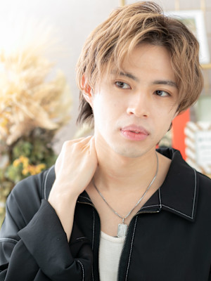 アップバングマッシュパーマハイトーンカラー　フレンチカジュア