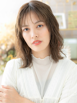 抜け感ウェットヘア小顔波巻きエアリーミディ　カーキベージュ