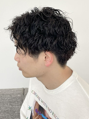 スパイラルパーマ　ウェットスタイル　刈り上げツーブロック