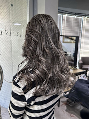 外国人風バレイヤージュ　ハイライトカラー　アッシュベージュ