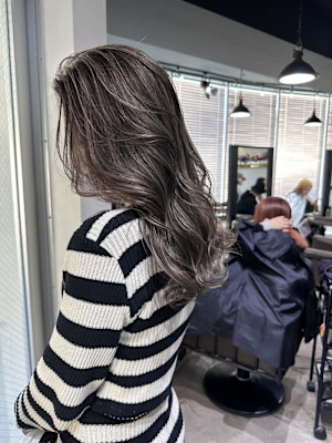 外国人風バレイヤージュ　ハイライトカラー　アッシュベージュ