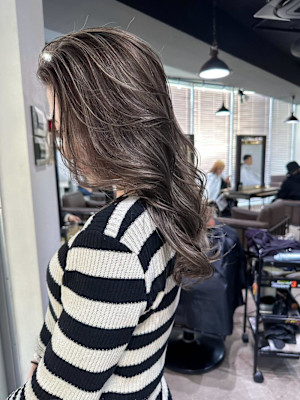 外国人風バレイヤージュ　ハイライトカラー　アッシュベージュ