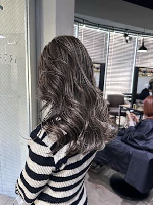 外国人風バレイヤージュ　ハイライトカラー　アッシュベージュ