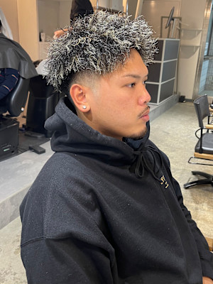 バチイケ！！ツイストパーマホワイトハイライトスキンフェード