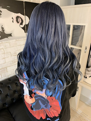 大人可愛くネイビーブルー