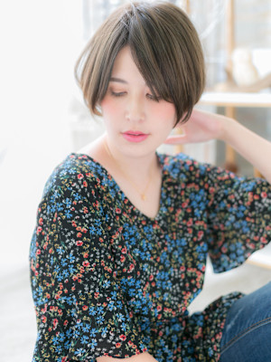 ツヤショート…前下がりで小顔見せ　斜めバング