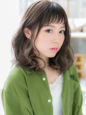 大人かわいい眉上バング小顔アンニュイヘア　グレージュアッシュ