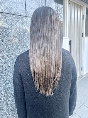 透明感あるグレージュ