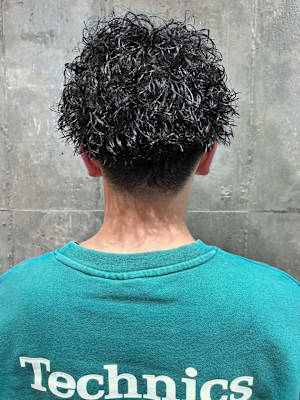 ツイストスパイラルパーマ　ツーブロック　黒髪