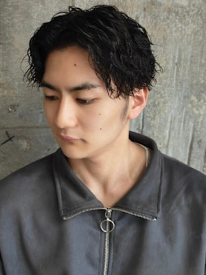 ツイスパ　センターパート　ツーブロック　マッシュ　黒髪　束感