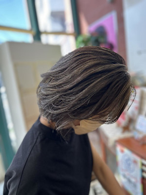 魅せるグレイヘア【白髪ぼかしハイライトカラー】